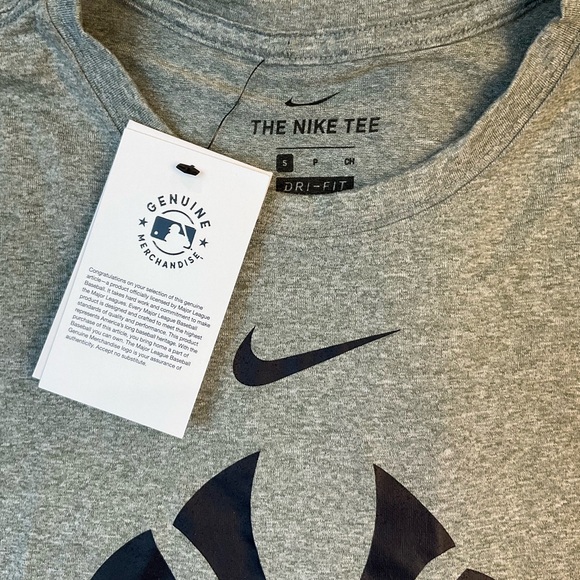 Nike Dri-Fit Men’s New York Yankees Shirt Sort Sleeve Tee Small Size - Picture 2 of 6